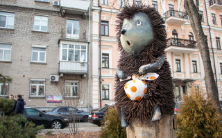 Скачки погоды испортили известную скульптуру в центре Киева: фото