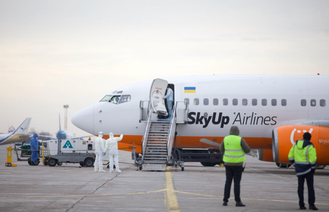 Евакуйовані українці зійшли з літака у Харкові: відео