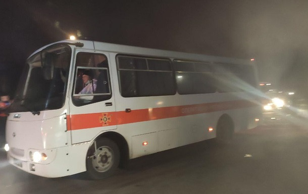 Эвакуированные украинцы прибыли в Новые Санжары: протестующие забросали камнями автобусы