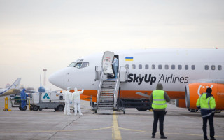 Акции протеста и БТР: в Новых Санжарах встречают людей из Уханя, видео