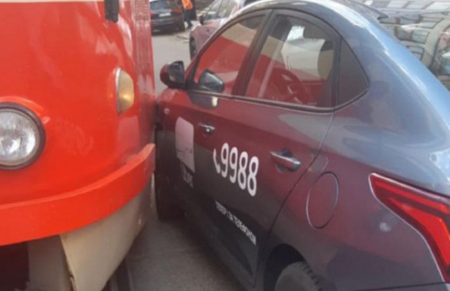 У Києві таксі протаранило трамвай: є подробиці