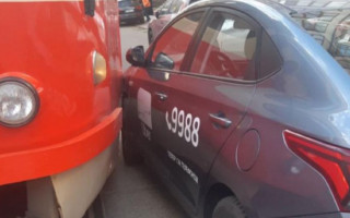 У Києві таксі протаранило трамвай: є подробиці