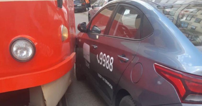 У Києві таксі протаранило трамвай: є подробиці