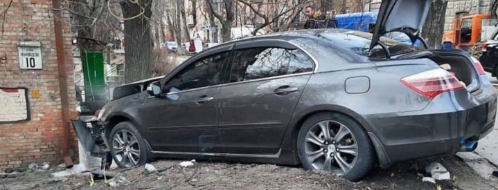 В Киеве Honda влетела в дерево, фото