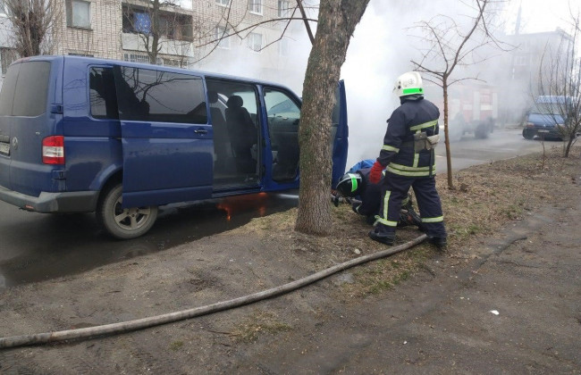 В Бердянске на ходу вспыхнул микроавтобус: фото