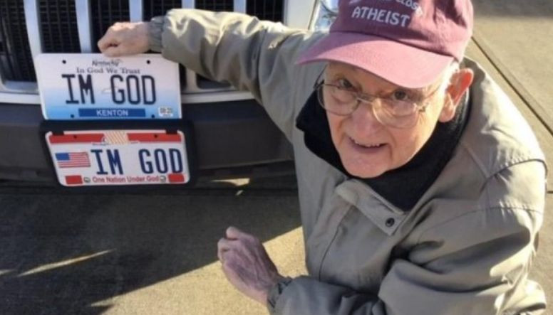 «Я Бог»: американец отсудил право ездить с уникальными номерами и получил компенсацию