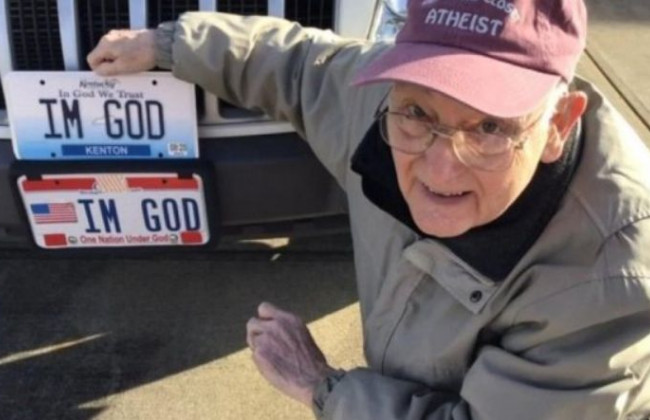 «Я Бог»: американец отсудил право ездить с уникальными номерами и получил компенсацию