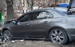 В Киеве Honda влетела в дерево, фото