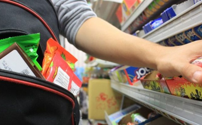 В Киеве мать двоих детей ограбила супермаркет