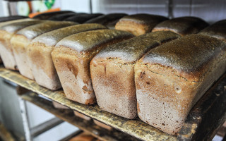 Житель столицы обнаружил кусок стекла в хлебе, фото