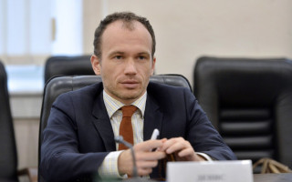 Перевернулся с ног на голову: Денис Малюська показал, как читает книгу