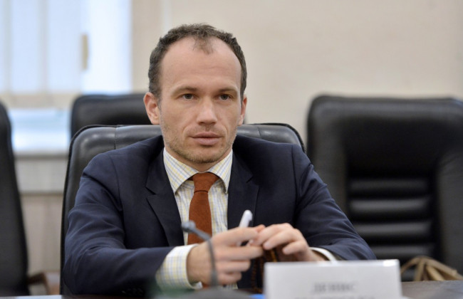 Перевернулся с ног на голову: Денис Малюська показал, как читает книгу