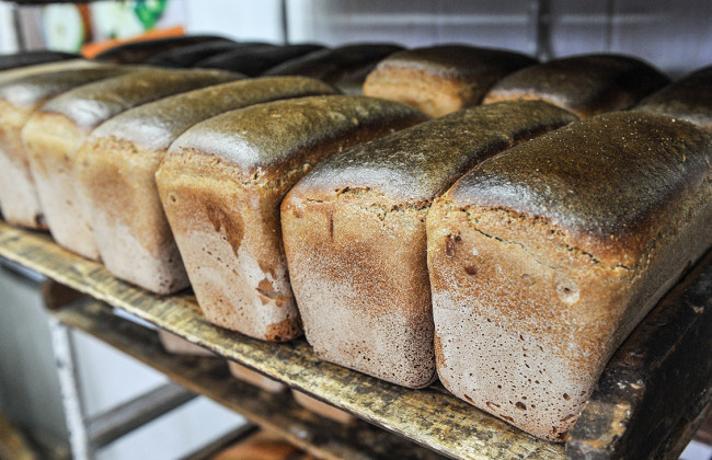 Житель столицы обнаружил кусок стекла в хлебе, фото