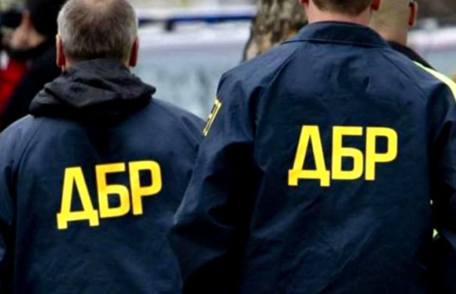 Пропонував «відмазати» водія за керування у стані сп’яніння: копа затримали на хабарі