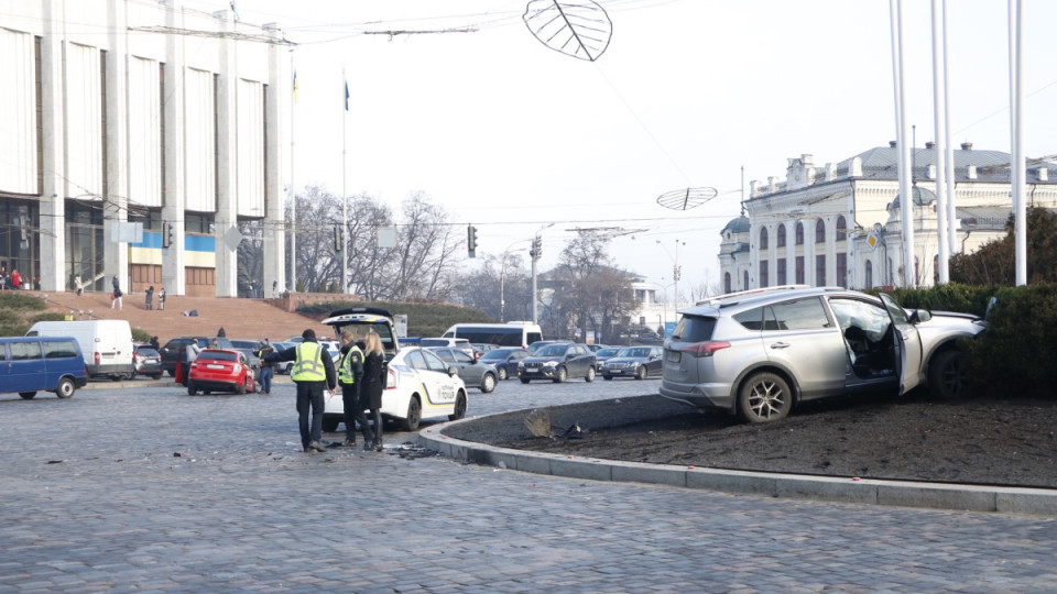 В Киеве девушка устроила ДТП и врезалась в клумбу