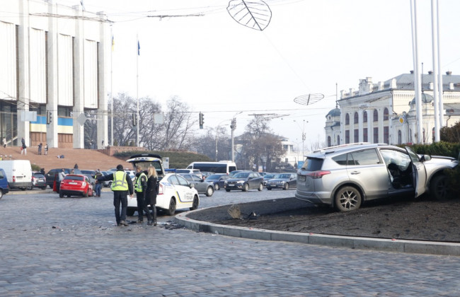В Киеве девушка устроила ДТП и врезалась в клумбу