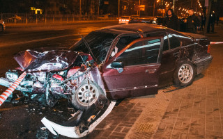 Серьезное ДТП в Киеве: легковушку от удара выкинуло на остановку