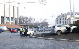 В Киеве девушка устроила ДТП и врезалась в клумбу