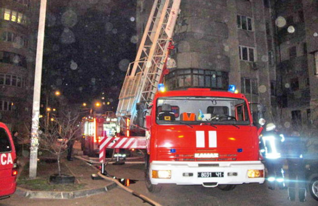 Мощный пожар в одесской многоэтажке: людей массово эвакуировали