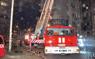 Мощный пожар в одесской многоэтажке: людей массово эвакуировали