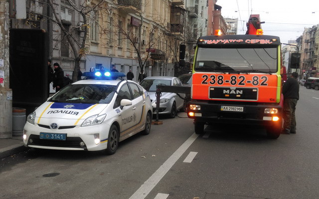 У Києві інспектори евакуювали автомобіль з дітьми у салоні