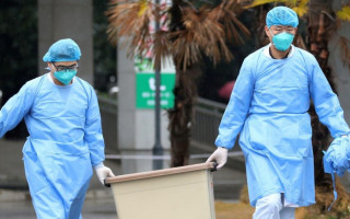 В Китае объявили о снижении уровня угрозы коронавируса