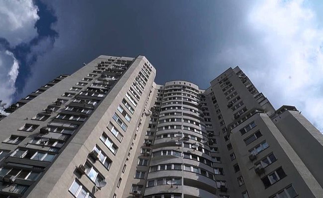 От столичной высотки отпадают куски утеплителя: фото