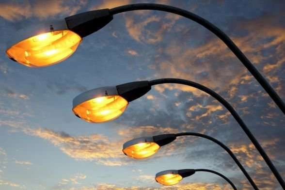 Закупили дорогі вуличні лампи: київські посадовці підозрюються у розтраті коштів
