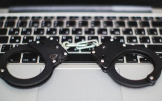 Розповсюдження заборонених відео: поліцейський «погорів» на хабарі за ігнорування злочину