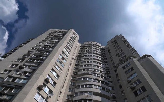 От столичной высотки отпадают куски утеплителя: фото