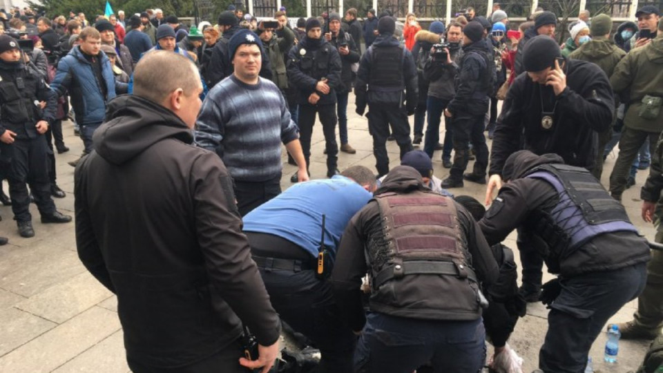 В Киеве проходит митинг возле Офиса Президента: один из активистов совершил самоподжог
