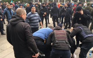 В Киеве проходит митинг возле Офиса Президента: один из активистов совершил самоподжог