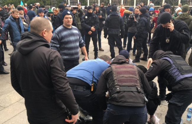 В Киеве проходит митинг возле Офиса Президента: один из активистов совершил самоподжог