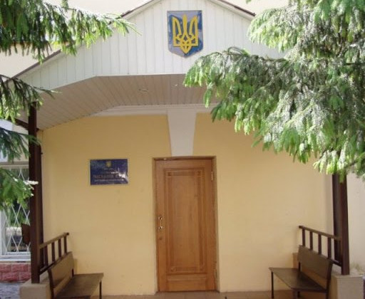 Судья закрыл дело по ст. 130 КУоАП и обязал полицию возместить расходы на адвоката