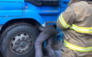 Смертельный инцидент в Киеве: мужчину придавило кабиной фуры