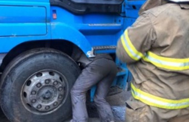Смертельный инцидент в Киеве: мужчину придавило кабиной фуры