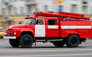 В Киеве «герои парковки» заблокировали выезд пожарным, видео