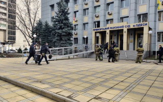 В Одесі чоловік з гранатою погрожував підірвати суд: нові подробиці і відео