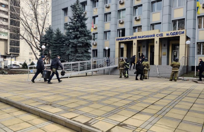 В Одесі чоловік з гранатою погрожував підірвати суд: нові подробиці і відео