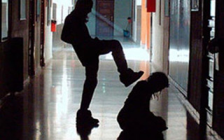 В Херсоне школьники избили сверстника прямо в классе: видео