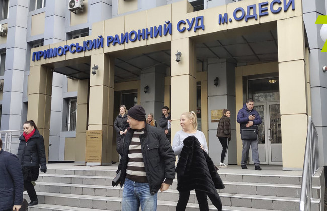 В Одессе судьи оказались в заложниках у человека с гранатой: фото