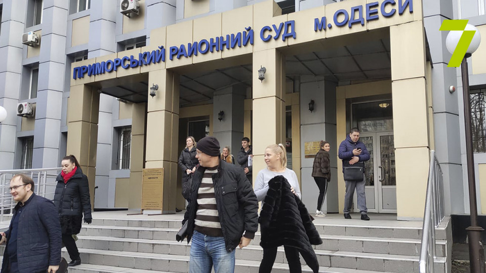 В Одессе судьи оказались в заложниках у человека с гранатой: фото