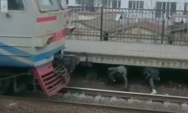 Игра со смертью: в Киеве подростки прокатились на электричке, видео