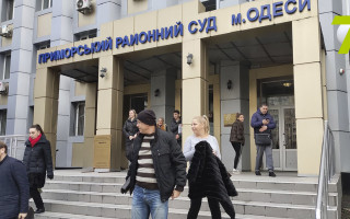 В Одессе судьи оказались в заложниках у человека с гранатой: фото