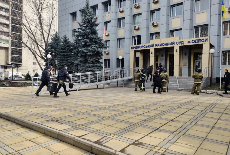 В Одесі чоловік з гранатою погрожував підірвати суд: нові подробиці і відео