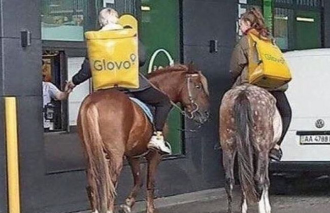 Доставляють їжу на конях: кур’єри здивували киян, фото