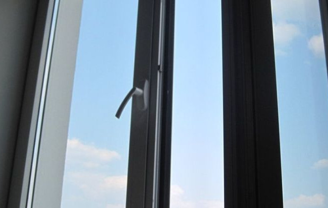 Трагедия в Киеве: мужчина выбросился из окна многоэтажки