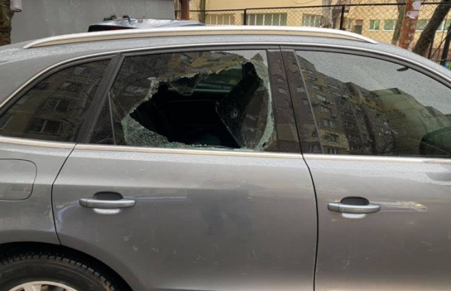 У Дніпрі вандали розтрощили автівку та викрали гроші: фото