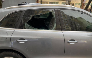 У Дніпрі вандали розтрощили автівку та викрали гроші: фото