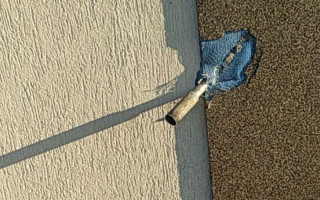 В Днепре из РПГ обстреляли дом: снаряд застрял в стене